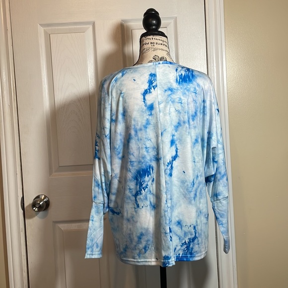 Blue tie dye long sleeve top. Batwing, tapered sleeve. - Picture 2 of 5
